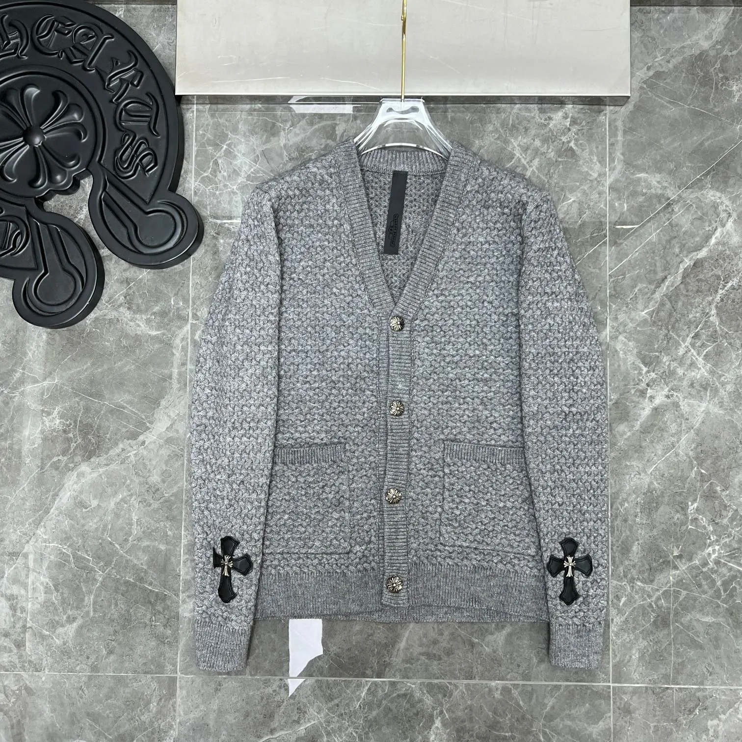 P300 Chrome Hearts 🍁Sweater series🍁 Autumn and winter Sanskrit cross V-neck cardigan sweater Selected high-quality wool blended knitted high-weight fabrics Heavy cross sheepskin leather crafts Customized silver-proof buckle ➕Three-dimensional Sanskrit embroidery Non-market ordinary version 🏷Three standards complete🏷 🌈Recommended colors: black white gray🌈